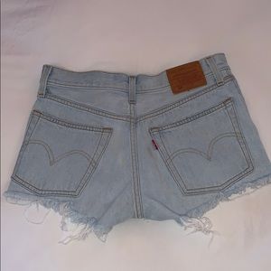 Levi’s 501 short, mid rise!
